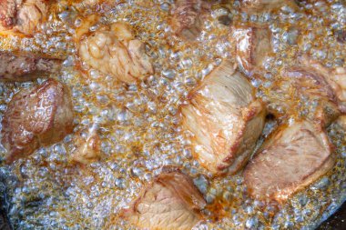 Yazın dışarıdaki ızgarada kazanda pilav pişirmek.