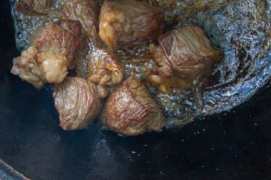 Yazın dışarıdaki ızgarada kazanda pilav pişirmek.