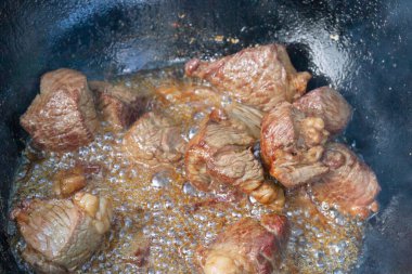 Yazın dışarıdaki ızgarada kazanda pilav pişirmek.