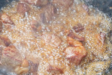 Yazın dışarıdaki ızgarada kazanda pilav pişirmek.