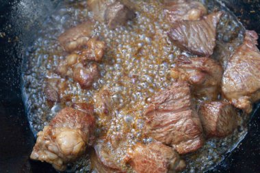 Yazın dışarıdaki ızgarada kazanda pilav pişirmek.