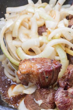 Yazın dışarıdaki ızgarada kazanda pilav pişirmek.