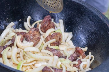 Yazın dışarıdaki ızgarada kazanda pilav pişirmek.