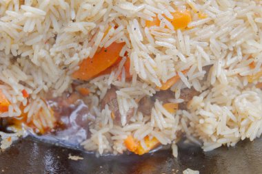 Yazın dışarıdaki ızgarada kazanda pilav pişirmek.