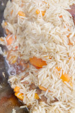 Yazın dışarıdaki ızgarada kazanda pilav pişirmek.