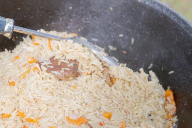 Yazın dışarıdaki ızgarada kazanda pilav pişirmek.