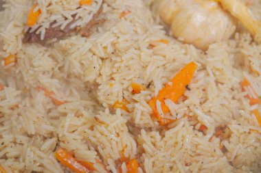 Yazın dışarıdaki ızgarada kazanda pilav pişirmek.