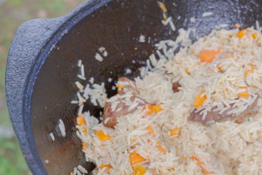 Yazın dışarıdaki ızgarada kazanda pilav pişirmek.