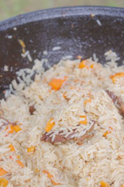 Yazın dışarıdaki ızgarada kazanda pilav pişirmek.