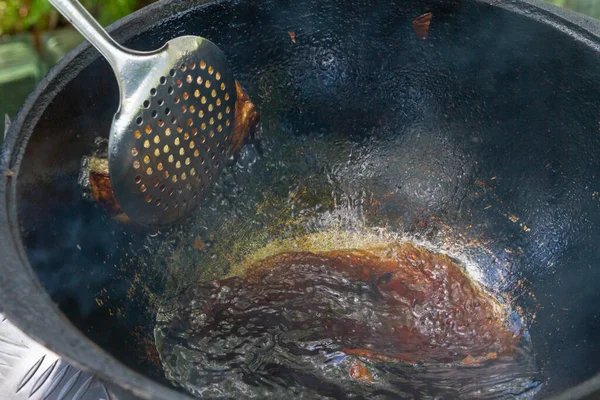 Főzés Pilaf Egy Üstben Grill Kívül Nyáron — Stock Fotó