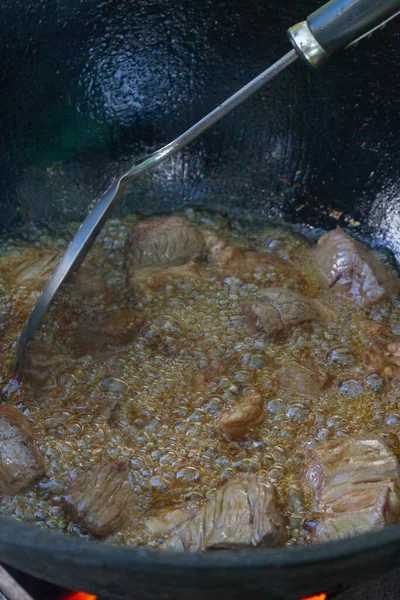 Pilaf Masak Kaldron Pada Panggangan Luar Musim Panas — Stok Foto