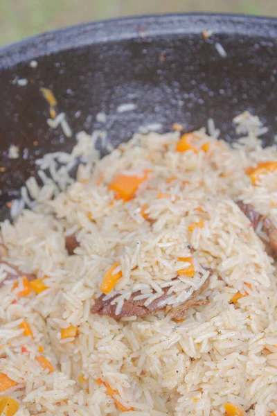 Yazın dışarıdaki ızgarada kazanda pilav pişirmek.