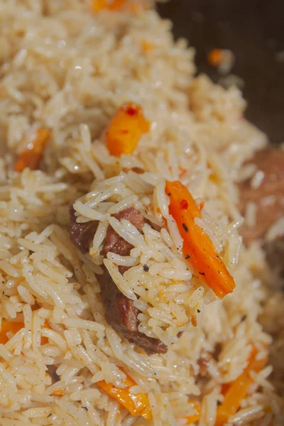 Yazın dışarıdaki ızgarada kazanda pilav pişirmek.