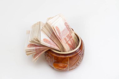 Rus banknotları seramik bir çömlekte büyük miktarlarda beş bin ruble.