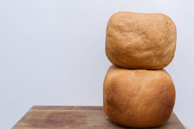 Taze pişmiş ekmek evde bir ekmek makinesinde pişirildi.