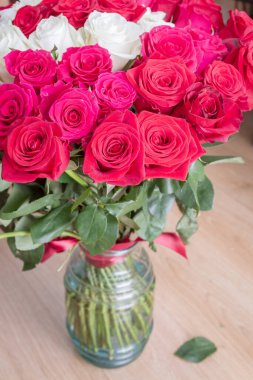 Vazoda çok renkli kırmızı, pembe ve beyaz güller.