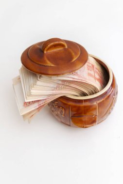 Rus banknotları seramik bir çömlekte büyük miktarlarda beş bin ruble.