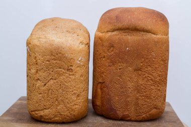 Taze pişmiş ekmek evde bir ekmek makinesinde pişirildi.