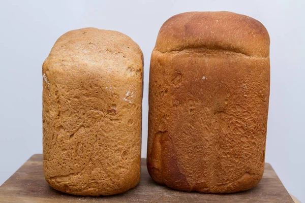 Taze pişmiş ekmek evde bir ekmek makinesinde pişirildi.