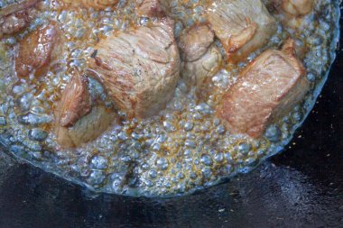 Yazın dışarıdaki ızgarada kazanda pilav pişirmek.