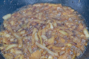 Yazın dışarıdaki ızgarada kazanda pilav pişirmek.