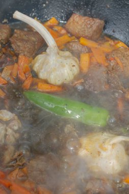 Yazın dışarıdaki ızgarada kazanda pilav pişirmek.