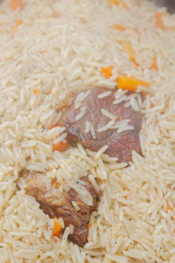 Yazın dışarıdaki ızgarada kazanda pilav pişirmek.