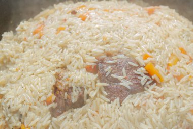 Yazın dışarıdaki ızgarada kazanda pilav pişirmek.