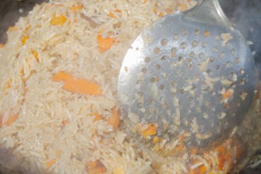 Yazın dışarıdaki ızgarada kazanda pilav pişirmek.