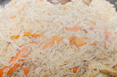 Yazın dışarıdaki ızgarada kazanda pilav pişirmek.