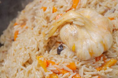 Yazın dışarıdaki ızgarada kazanda pilav pişirmek.