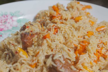 Yazın dışarıdaki ızgarada kazanda pilav pişirmek.