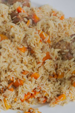 Yazın dışarıdaki ızgarada kazanda pilav pişirmek.