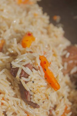 Yazın dışarıdaki ızgarada kazanda pilav pişirmek.