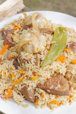 Yazın dışarıdaki ızgarada kazanda pilav pişirmek.