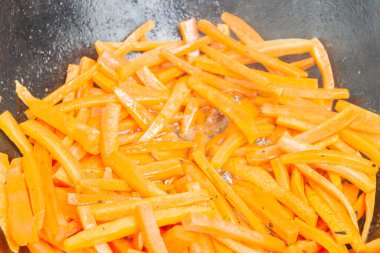 Yazın dışarıdaki ızgarada kazanda pilav pişirmek.