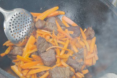 Yazın dışarıdaki ızgarada kazanda pilav pişirmek.