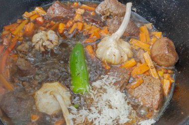 Yazın dışarıdaki ızgarada kazanda pilav pişirmek.