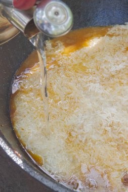 Yazın dışarıdaki ızgarada kazanda pilav pişirmek.