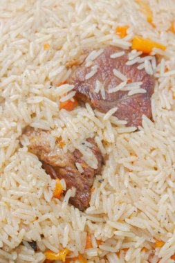 Yazın dışarıdaki ızgarada kazanda pilav pişirmek.