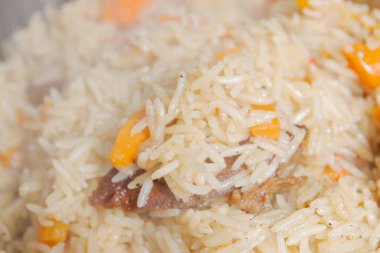 Yazın dışarıdaki ızgarada kazanda pilav pişirmek.