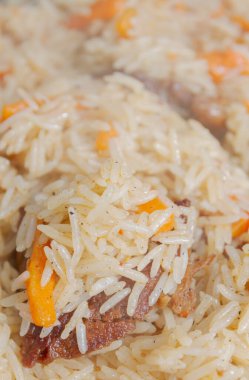 Yazın dışarıdaki ızgarada kazanda pilav pişirmek.