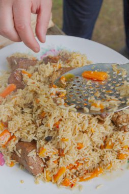 Yazın dışarıdaki ızgarada kazanda pilav pişirmek.