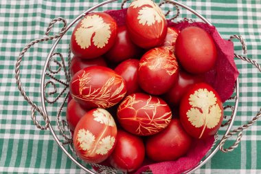 Soyut çizimlerle birlikte soğan kabuklarında boyanmış Paskalya yumurtaları sepette.