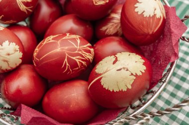 Soyut çizimlerle birlikte soğan kabuklarında boyanmış Paskalya yumurtaları sepette.