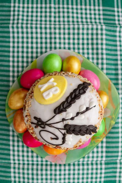 イースターケーキとイースターの明るい色の卵が皿の上にあります — ストック写真