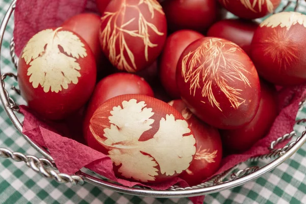 Ovos Páscoa Pintados Cascas Cebola Com Desenhos Abstratos Estão Uma — Fotografia de Stock