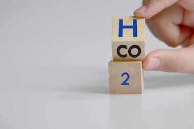 Yakıt hücreli araçlara geçin. El bir zar atar ve CO2 ifadesini H2 'ye çevirir