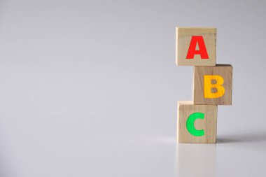 ABC harfleri tahta küpler üzerine alfabe harfleri. Tahta masanın üzerinde sütun şeklinde.