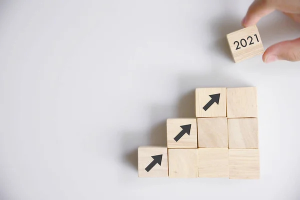 İş konsepti büyümesi 2021 Başarı süreci, Kadın ahşap bloğu düzenleme basamak basamağı olarak kağıt mavi arka plan, kopyalama alanı